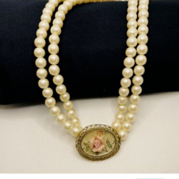 Vintage Double Strand Faux Pearl Necklace Pink Rose Cameo Style Clasp 30" - Picture 2 of 3